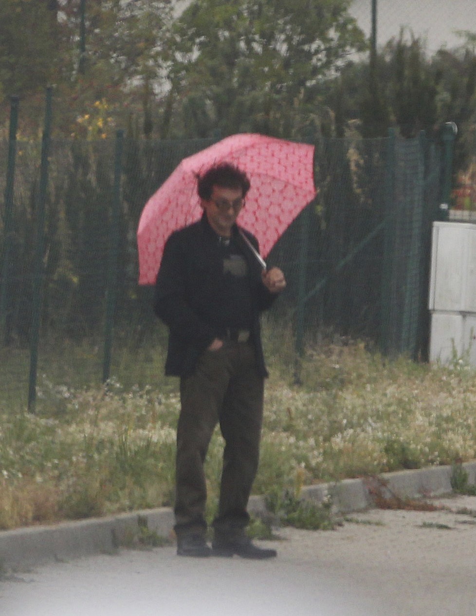 Ondřej Vetchý s ružovým dáždnikom.
